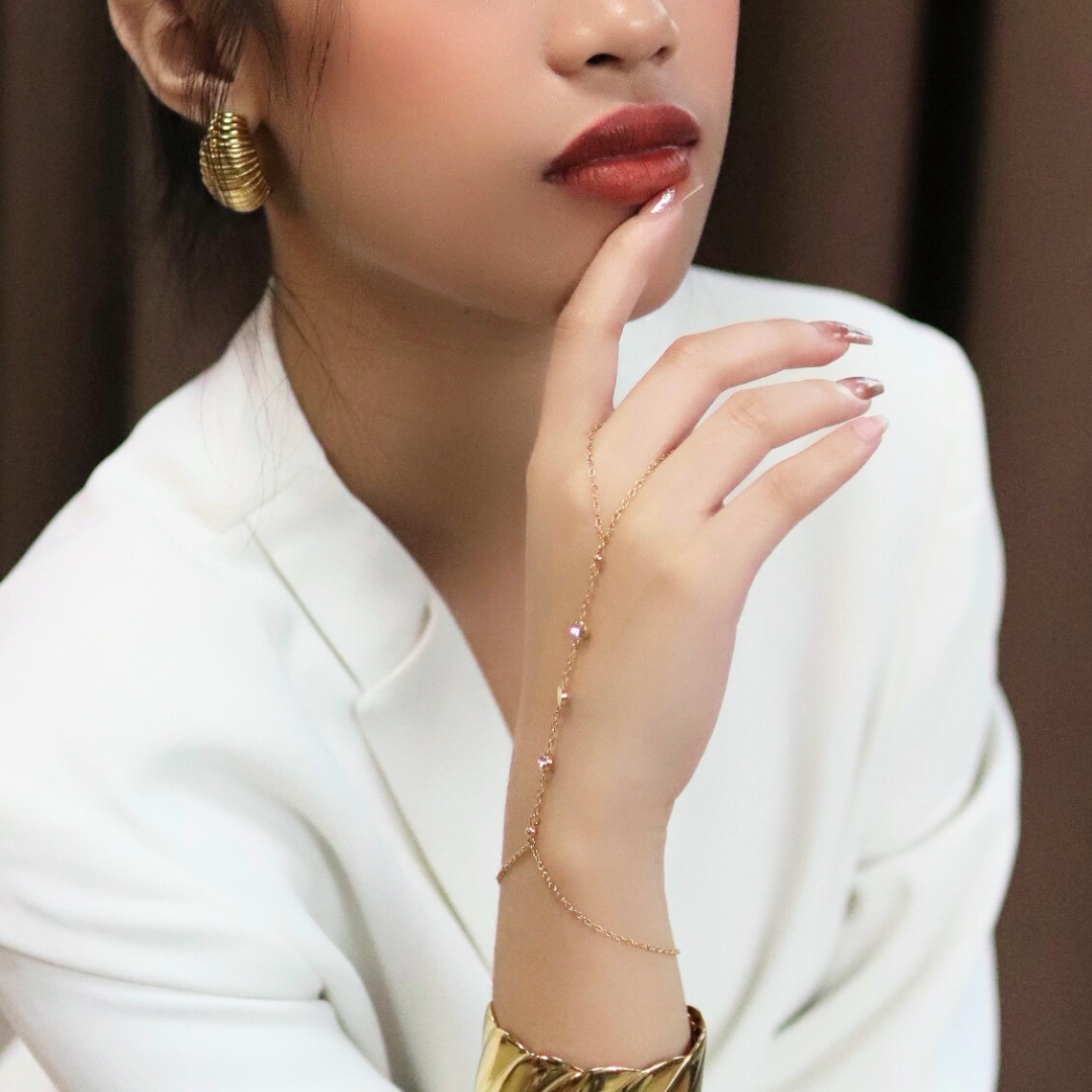 Clara Hand Ring